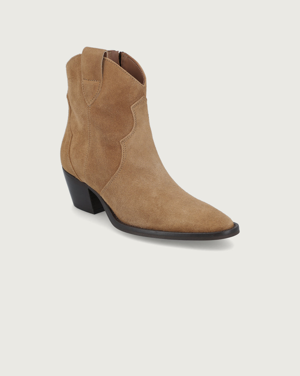 Botín Adare de caña media en cuero camel con punta estilizada y taco de 6 cm hecho en Italia, calzado artesanal de lujo con cierre lateral y variaciones naturales de color.