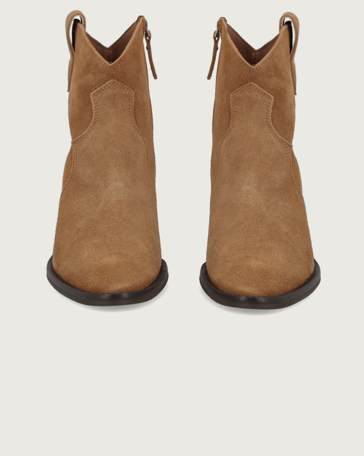 Botín Adare de caña media en cuero camel con punta estilizada y taco de 6 cm hecho en Italia, calzado artesanal de lujo con cierre lateral y variaciones naturales de color.