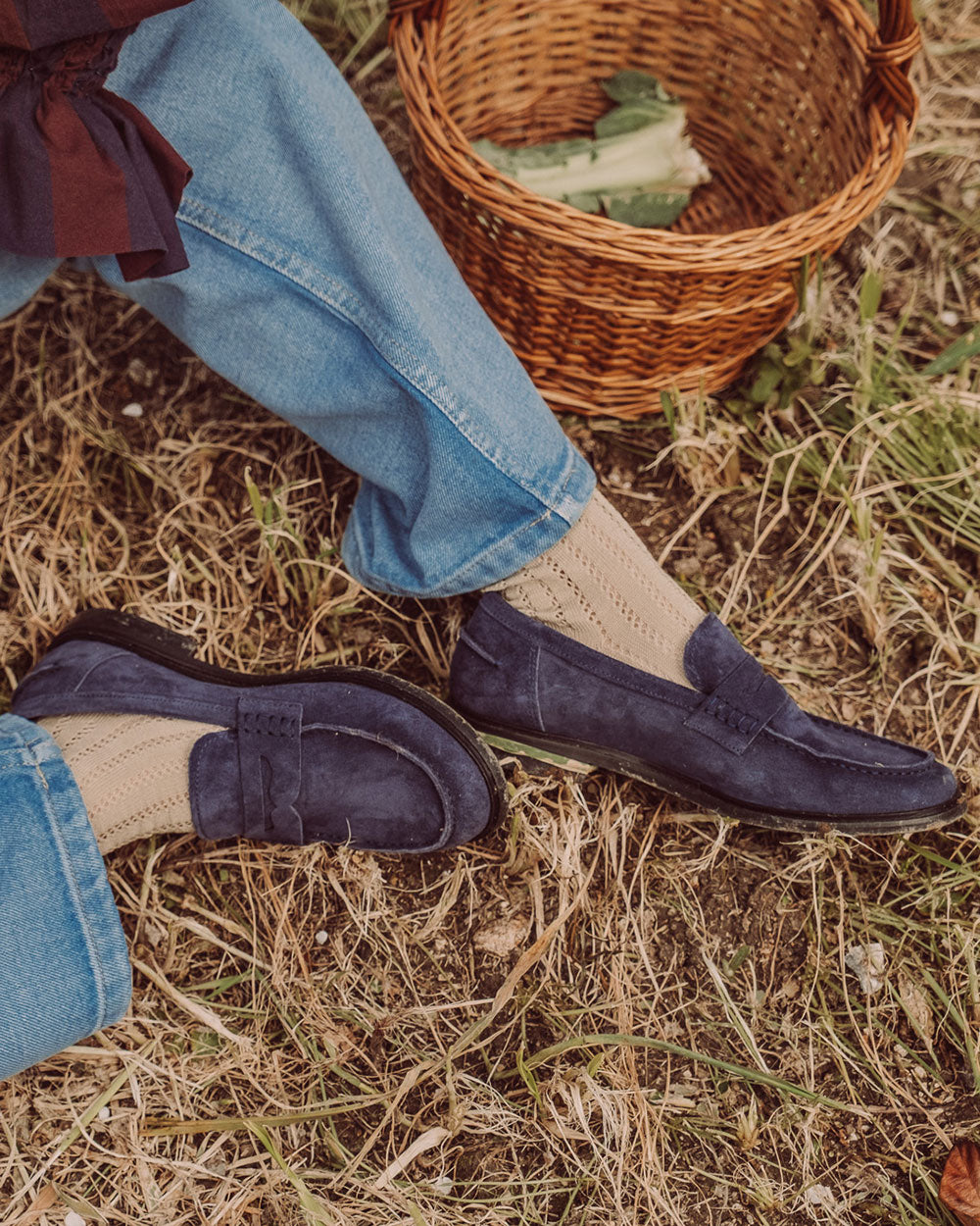 Mocasín Génova en cuero gamuza color azul hecho en Italia, calzado artesanal con forro de cuero y suela de goma, mocasín clásico italiano de lujo con variaciones naturales.