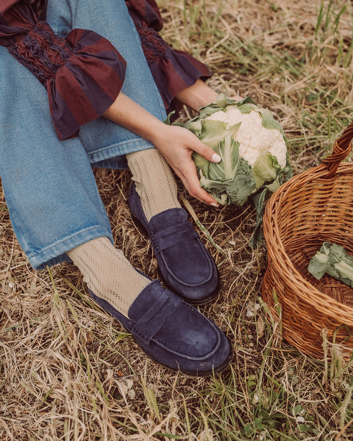 Mocasín Génova en cuero gamuza color azul hecho en Italia, calzado artesanal con forro de cuero y suela de goma, mocasín clásico italiano de lujo con variaciones naturales.