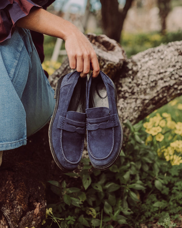 Mocasín Génova en cuero gamuza color azul hecho en Italia, calzado artesanal con forro de cuero y suela de goma, mocasín clásico italiano de lujo con variaciones naturales.
