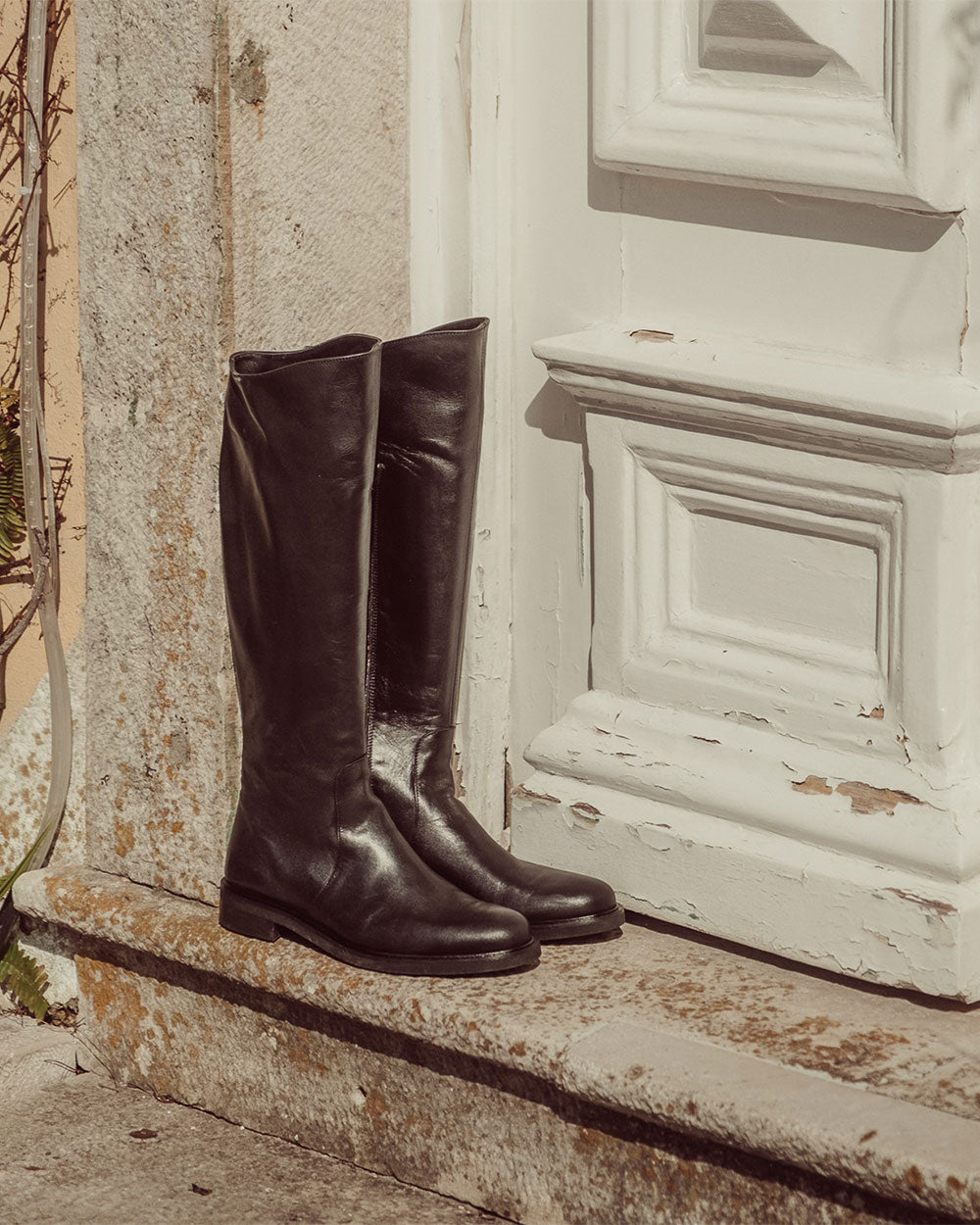 Bota larga Brescia en cuero liso negro, punta redonda y taco de 3 cm hecha en Italia, calzado artesanal de lujo con forro de cuero y calce normal.