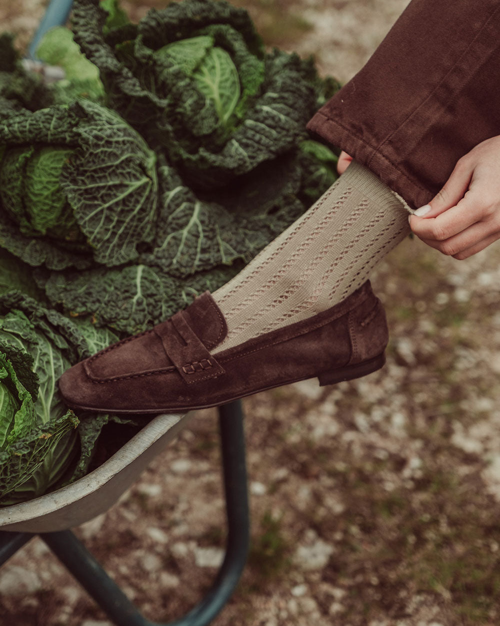 Mocasín Margot en cuero gamuzado color café hecho en Italia, calzado artesanal con plantilla de cuero y taco de 1,2 cm, diseño clásico italiano de lujo con costuras visibles.