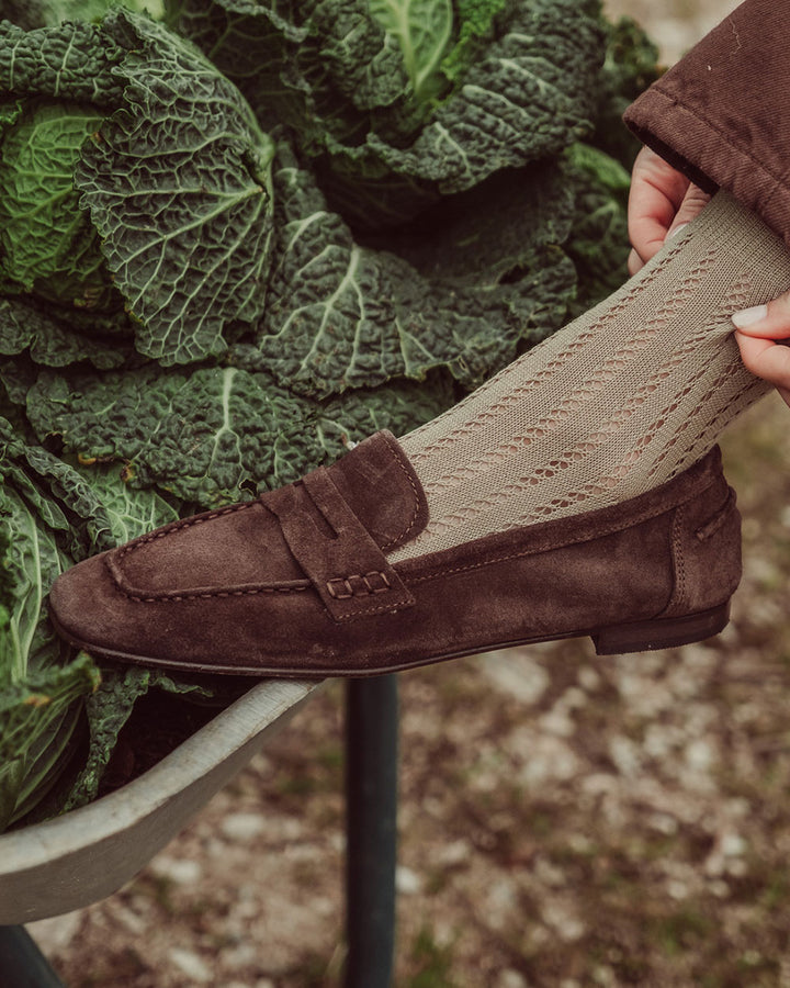 Mocasín Margot en cuero gamuzado color café hecho en Italia, calzado artesanal con plantilla de cuero y taco de 1,2 cm, diseño clásico italiano de lujo con costuras visibles.