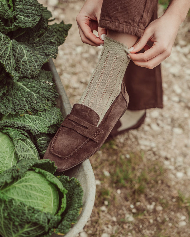 Mocasín Margot en cuero gamuzado color café hecho en Italia, calzado artesanal con plantilla de cuero y taco de 1,2 cm, diseño clásico italiano de lujo con costuras visibles.