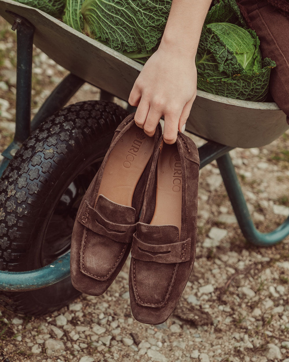 Mocasín Margot en cuero gamuzado color café hecho en Italia, calzado artesanal con plantilla de cuero y taco de 1,2 cm, diseño clásico italiano de lujo con costuras visibles.