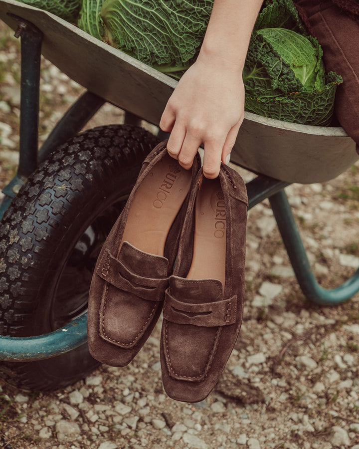 Mocasín Margot en cuero gamuzado color café hecho en Italia, calzado artesanal con plantilla de cuero y taco de 1,2 cm, diseño clásico italiano de lujo con costuras visibles.