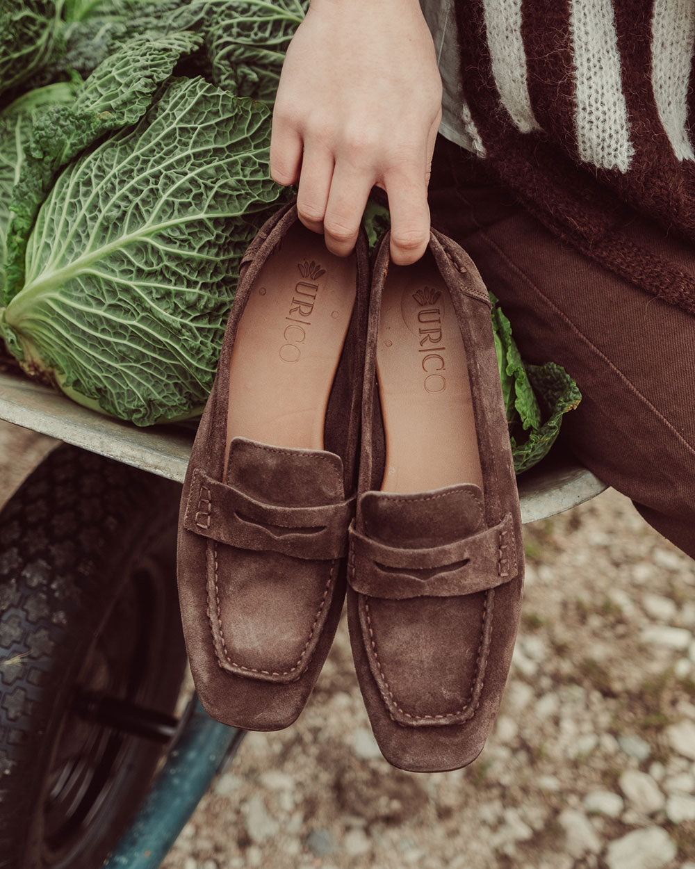 Mocasín Margot en cuero gamuzado color café hecho en Italia, calzado artesanal con plantilla de cuero y taco de 1,2 cm, diseño clásico italiano de lujo con costuras visibles.
