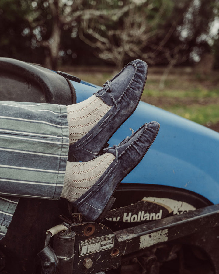 Mocasín de cuero gamuzado color navy azul marino con lazo frontal y taco de 1,3 cm hecho en Italia, calzado artesanal plano de lujo con costuras marcadas urco.
