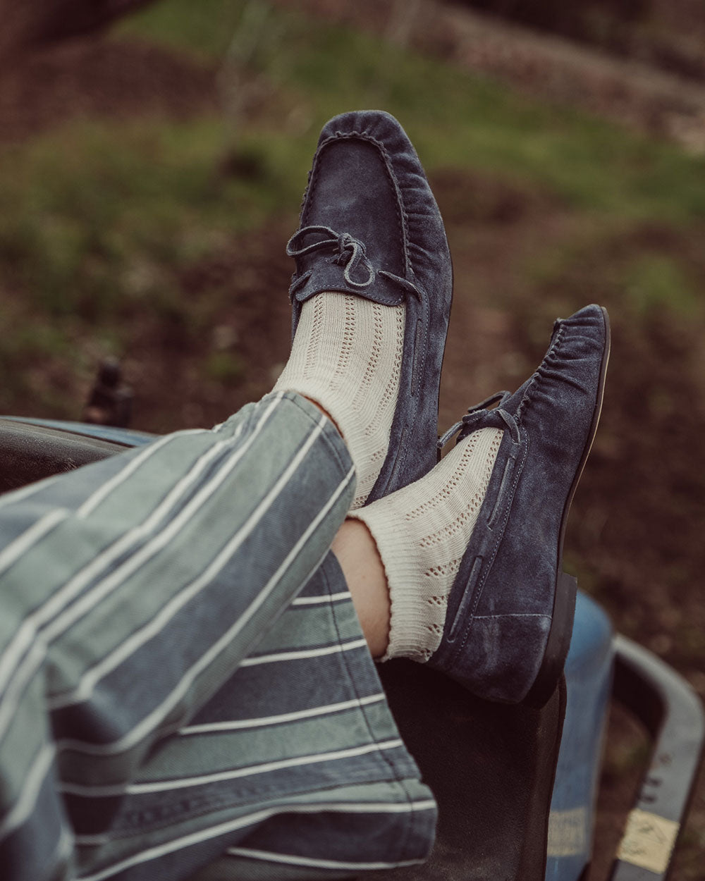Mocasín de cuero gamuzado color navy azul marino con lazo frontal y taco de 1,3 cm hecho en Italia, calzado artesanal plano de lujo con costuras marcadas urco.
