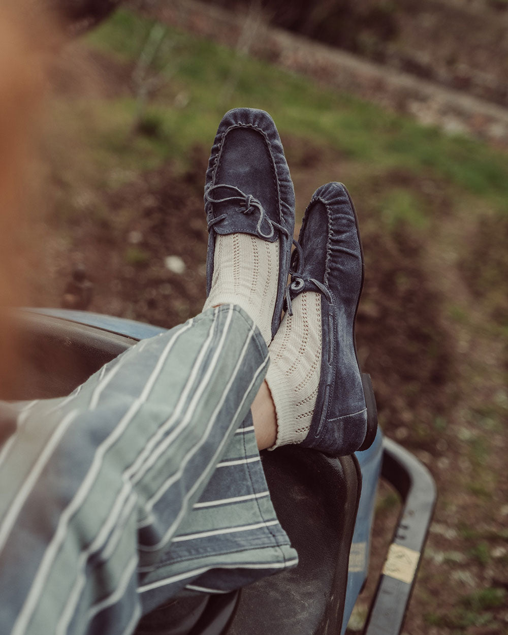 Mocasín de cuero gamuzado color navy azul marino con lazo frontal y taco de 1,3 cm hecho en Italia, calzado artesanal plano de lujo con costuras marcadas urco.