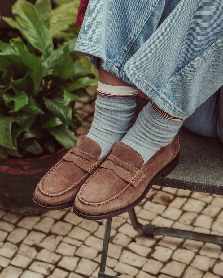 Mocasín Génova en cuero gamuza color camel hecho en Italia, calzado artesanal con forro de cuero y suela de goma, mocasín clásico italiano de lujo.