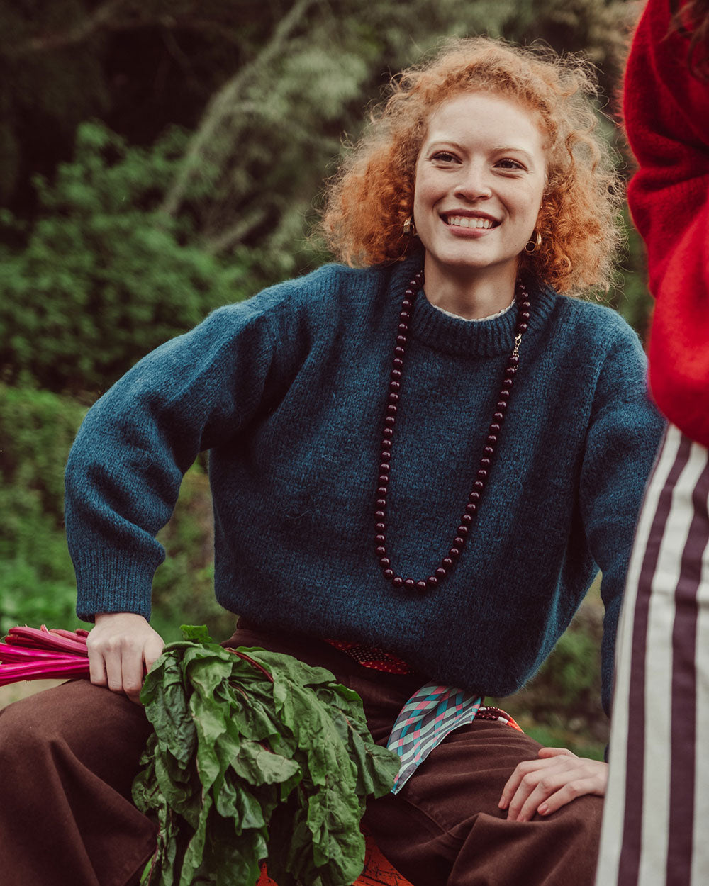 Suéter Zoé en color petróleo de alpaca y poliamida reciclada, diseño de cuello alto tipo beatle y calce cómodo, tejido de lujo sustentable hecho éticamente.
