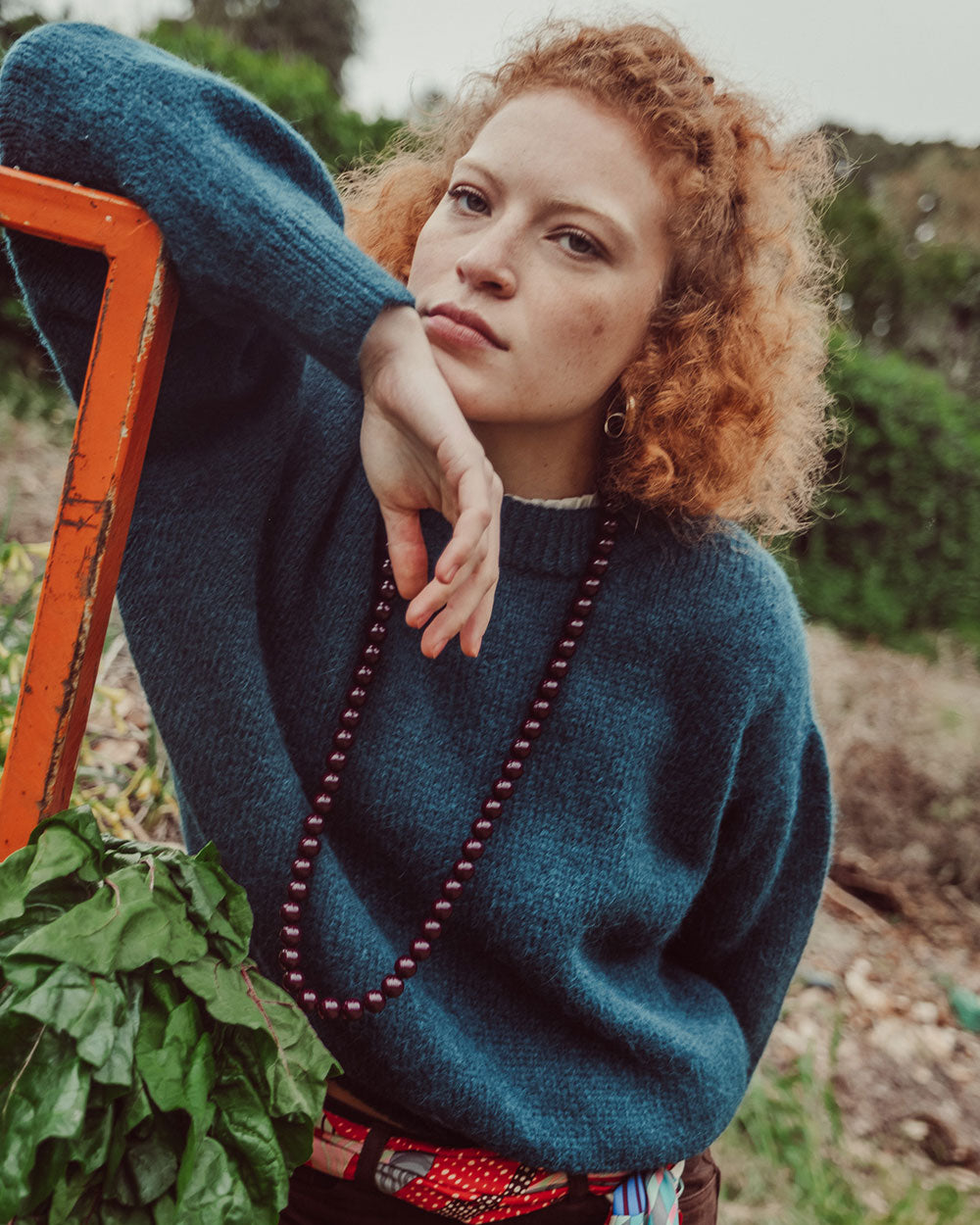 Suéter Zoé en color petróleo de alpaca y poliamida reciclada, diseño de cuello alto tipo beatle y calce cómodo, tejido de lujo sustentable hecho éticamente.