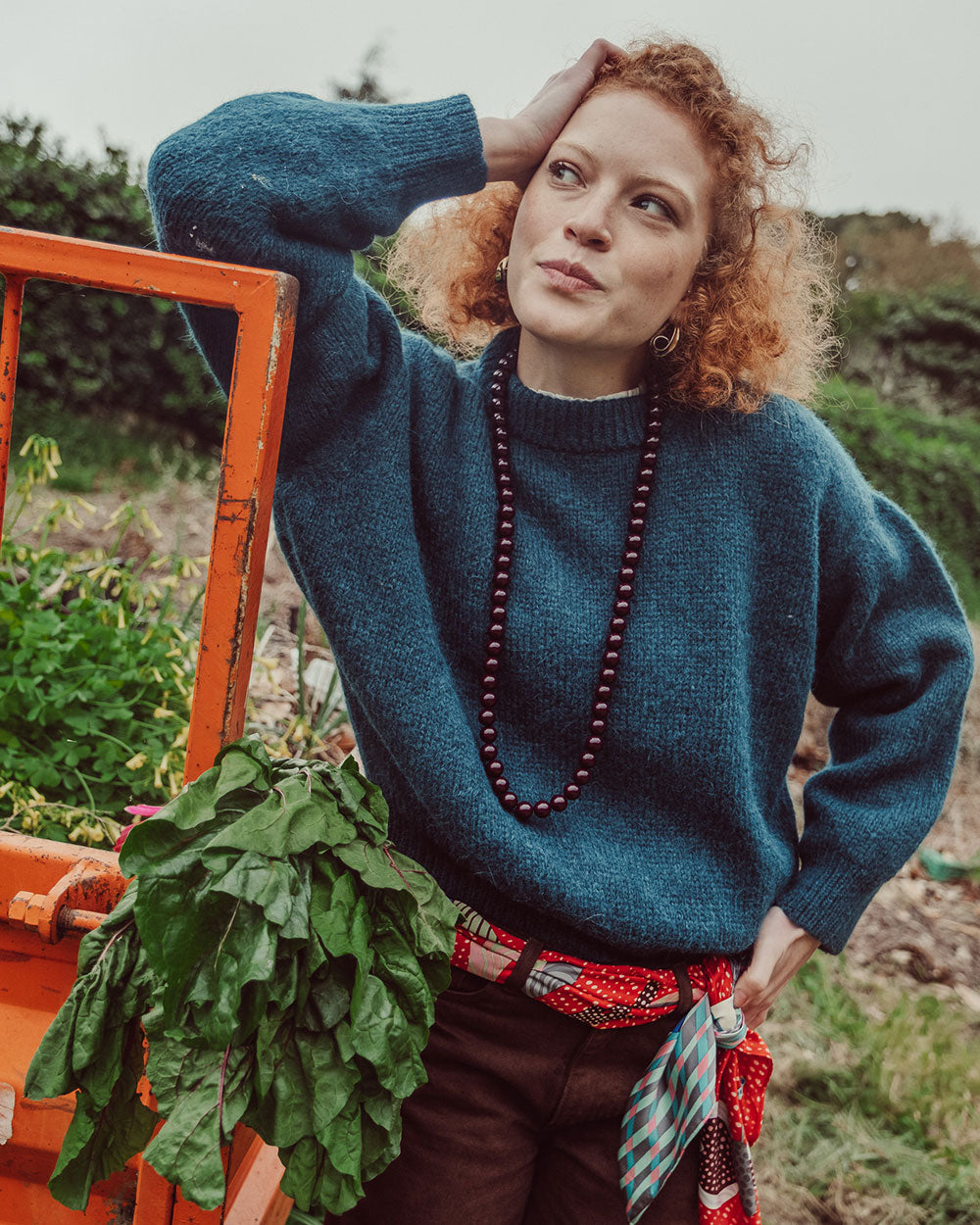 Suéter Zoé en color petróleo de alpaca y poliamida reciclada, diseño de cuello alto tipo beatle y calce cómodo, tejido de lujo sustentable hecho éticamente.