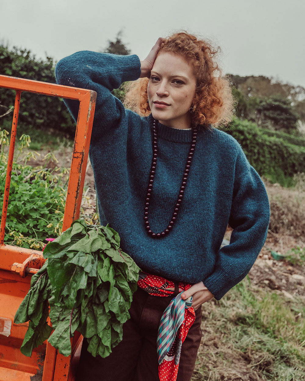 Suéter Zoé en color petróleo de alpaca y poliamida reciclada, diseño de cuello alto tipo beatle y calce cómodo, tejido de lujo sustentable hecho éticamente.