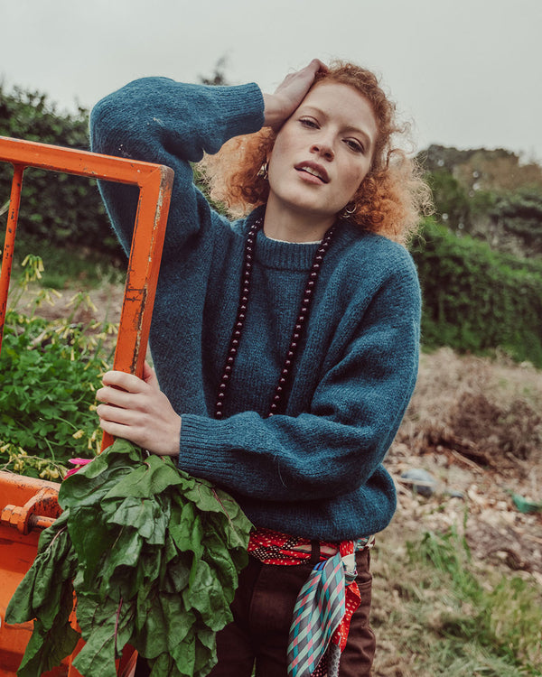 Suéter Zoé en color petróleo de alpaca y poliamida reciclada, diseño de cuello alto tipo beatle y calce cómodo, tejido de lujo sustentable hecho éticamente.