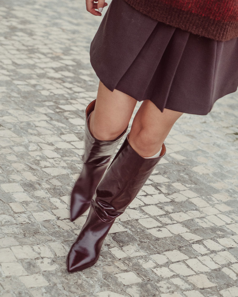 Bota de caña alta Mira en cuero liso negro con punta pronunciada y taco aguja de 5 cm hecha en Italia, calzado de lujo artesanal con silueta estilizada y moderna.