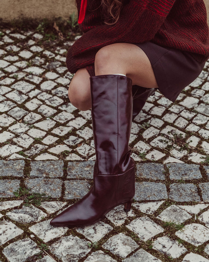Bota de caña alta Mira en cuero liso negro con punta pronunciada y taco aguja de 5 cm hecha en Italia, calzado de lujo artesanal con silueta estilizada y moderna.