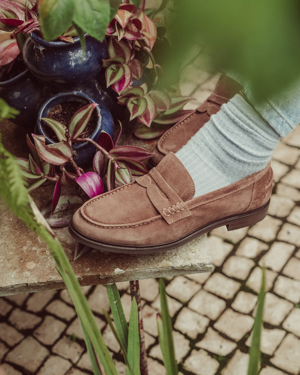 Mocasín Génova en cuero gamuza color camel hecho en Italia, calzado artesanal con forro de cuero y suela de goma, mocasín clásico italiano de lujo.