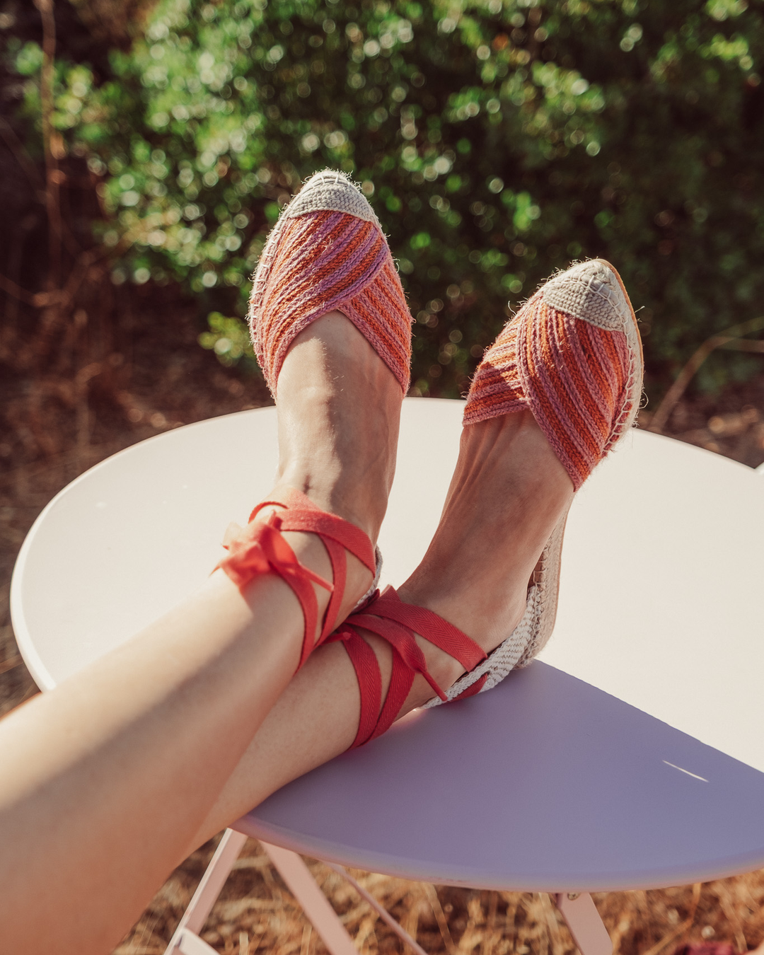 Alpargata plana Vera de trenzado natural crudo y negro con cintas, suela de yute 100% y plantilla de cuero, calzado hecho en España.