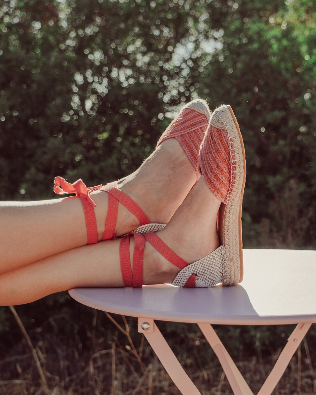 Alpargata plana Vera de trenzado natural crudo y negro con cintas, suela de yute 100% y plantilla de cuero, calzado hecho en España.