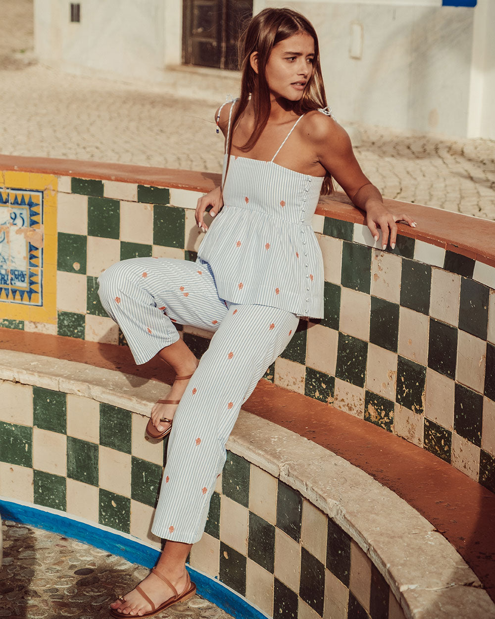 Top Ursa 100% algodón azul con líneas blancas, amarras en hombros y detalles bordados, top artesanal sostenible Chile.