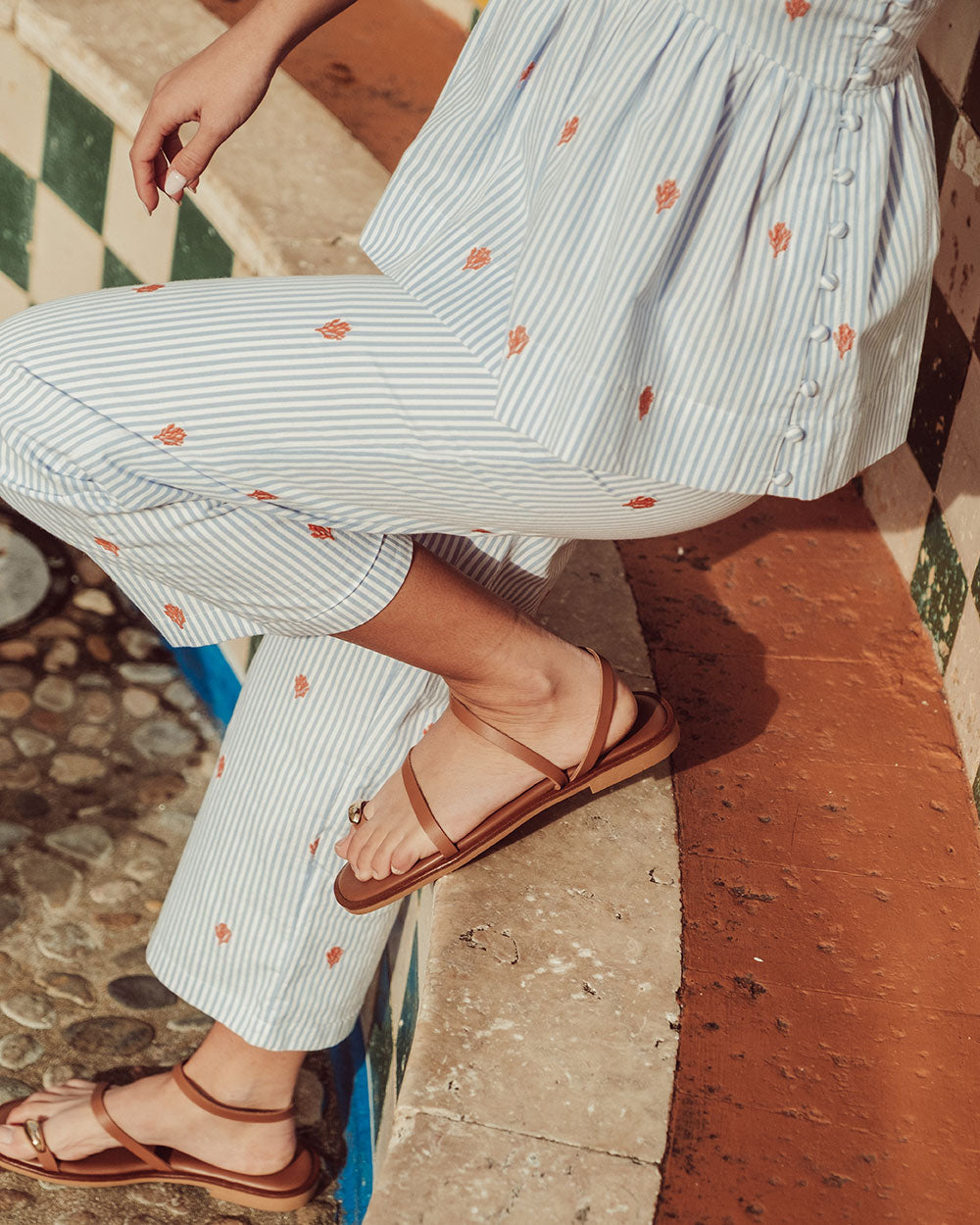 Pantalón Mare suelto de cotton lino celeste con líneas blancas, bordado, prenda sostenible para mujer Chile.