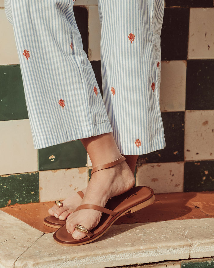 Pantalón Mare suelto de cotton lino celeste con líneas blancas, bordado, prenda sostenible para mujer Chile.