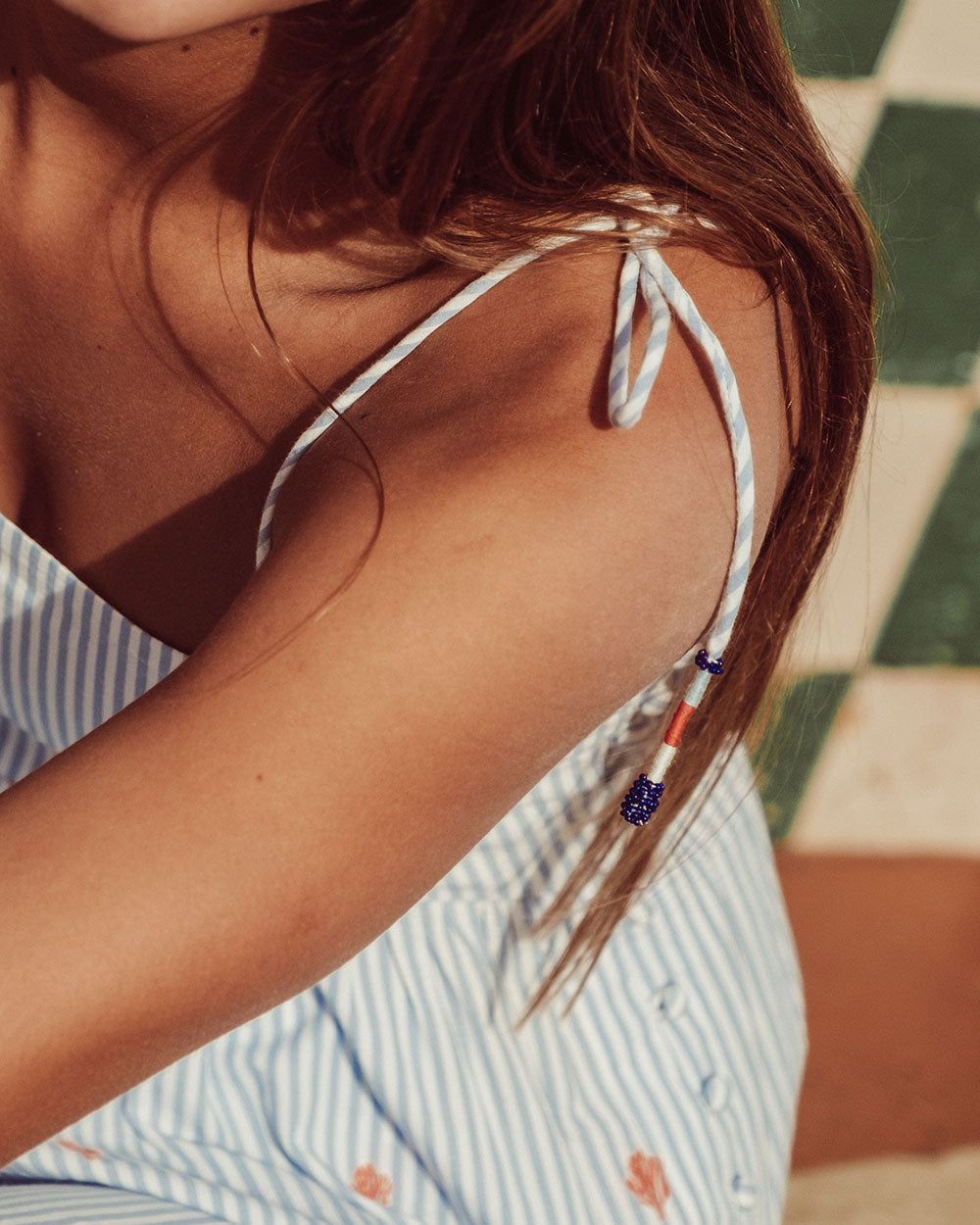 Top Ursa 100% algodón azul con líneas blancas, amarras en hombros y detalles bordados, top artesanal sostenible Chile.