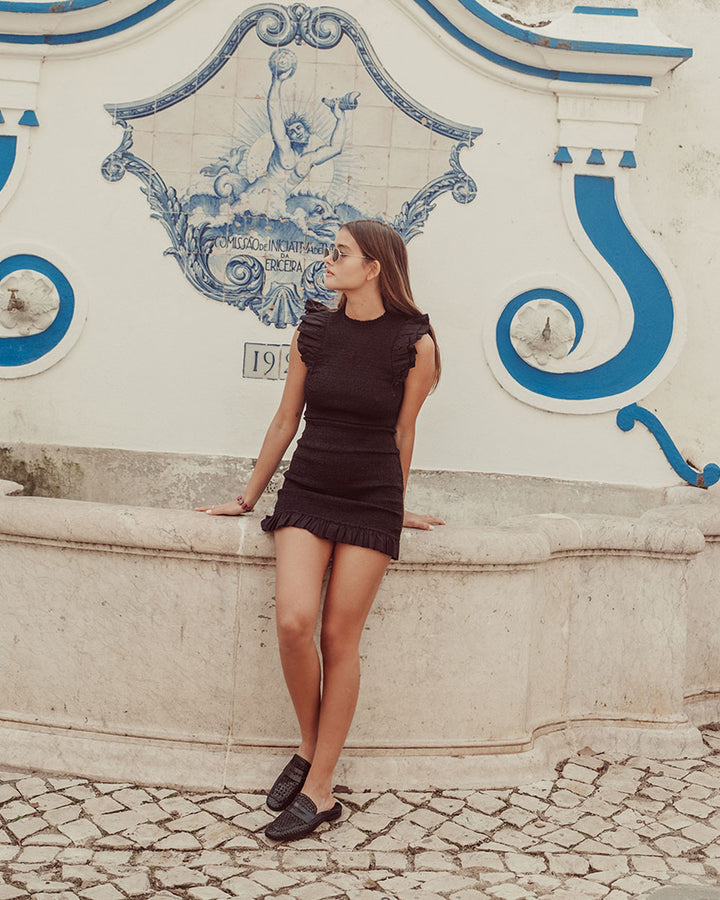 Mini vestido de algodón negro con textura panal y vuelos, vestido corto sostenible para mujer Chile.