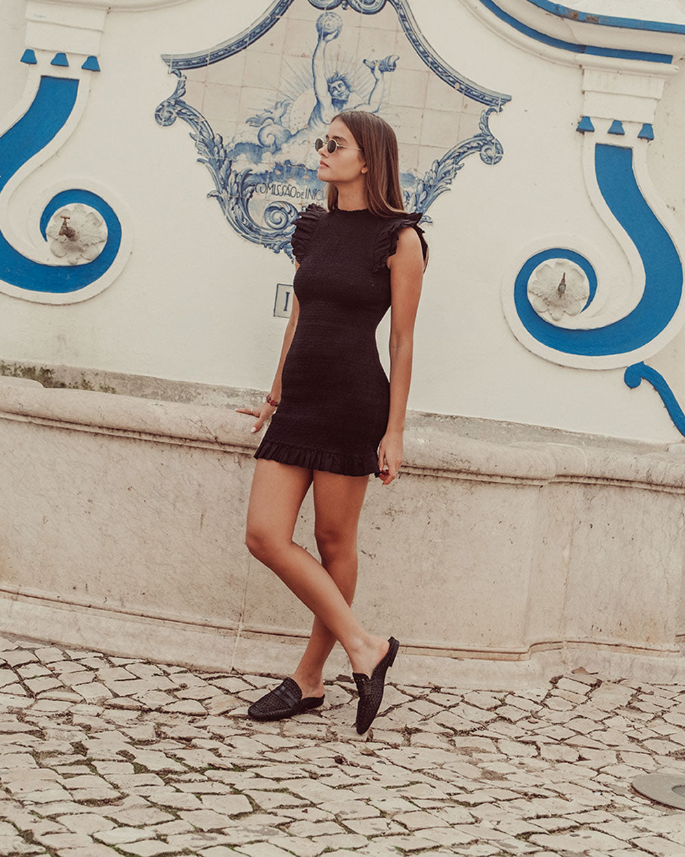 Mini vestido de algodón negro con textura panal y vuelos, vestido corto sostenible para mujer Chile.