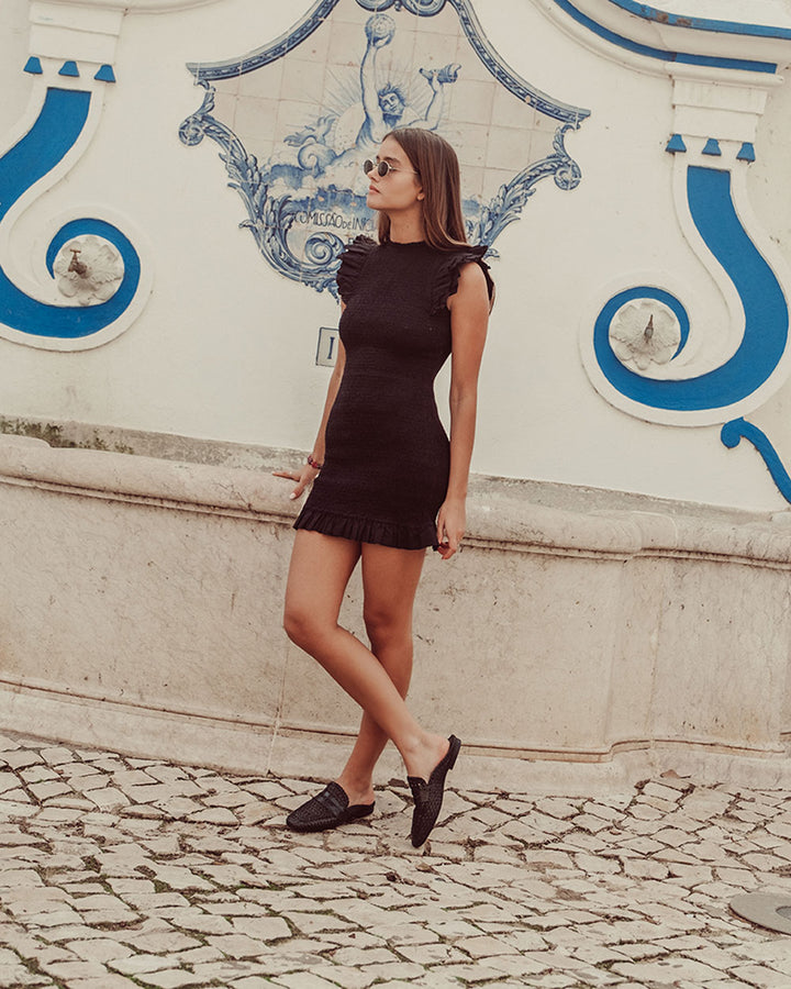 Mini vestido de algodón negro con textura panal y vuelos, vestido corto sostenible para mujer Chile.