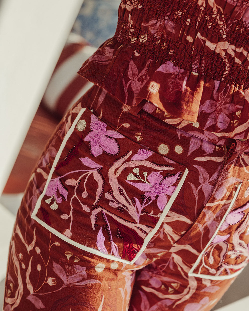 Pantalón Bosa suelto de algodón y lino con print burdeo, pantalón ligero sostenible para mujer Chile.