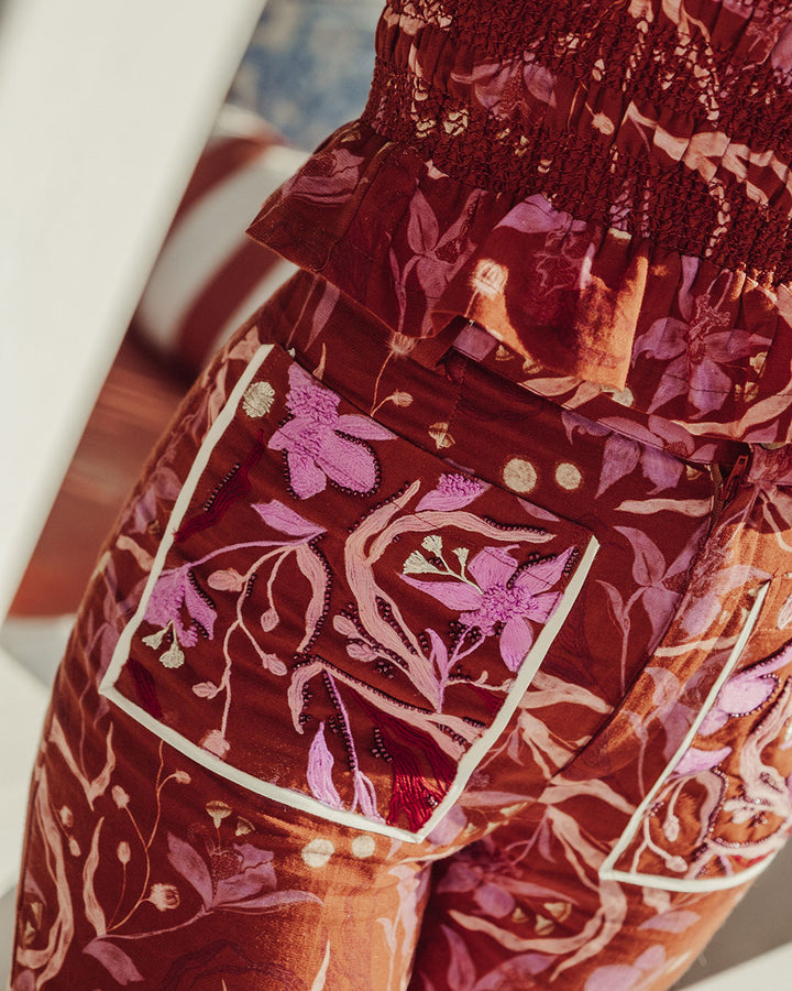 Pantalón Bosa suelto de algodón y lino con print burdeo, pantalón ligero sostenible para mujer Chile.