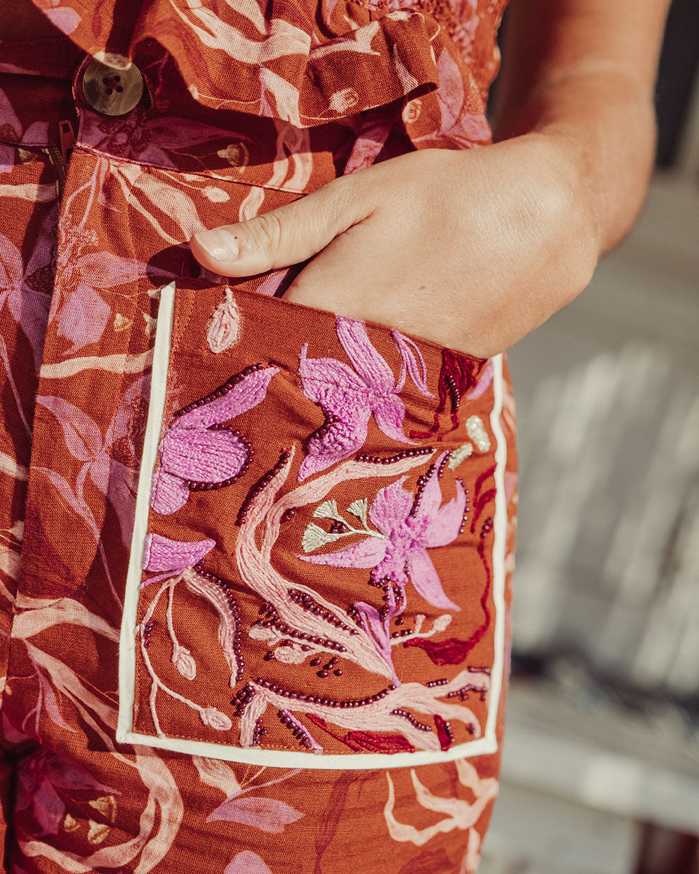 Pantalón Bosa suelto de algodón y lino con print burdeo, pantalón ligero sostenible para mujer Chile.