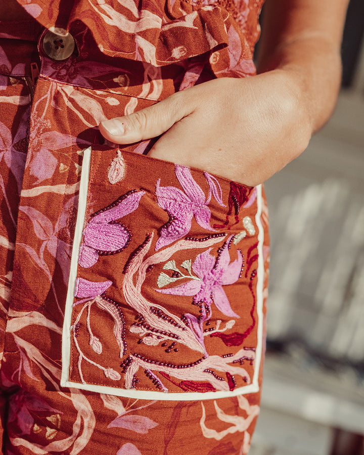 Pantalón Bosa suelto de algodón y lino con print burdeo, pantalón ligero sostenible para mujer Chile.