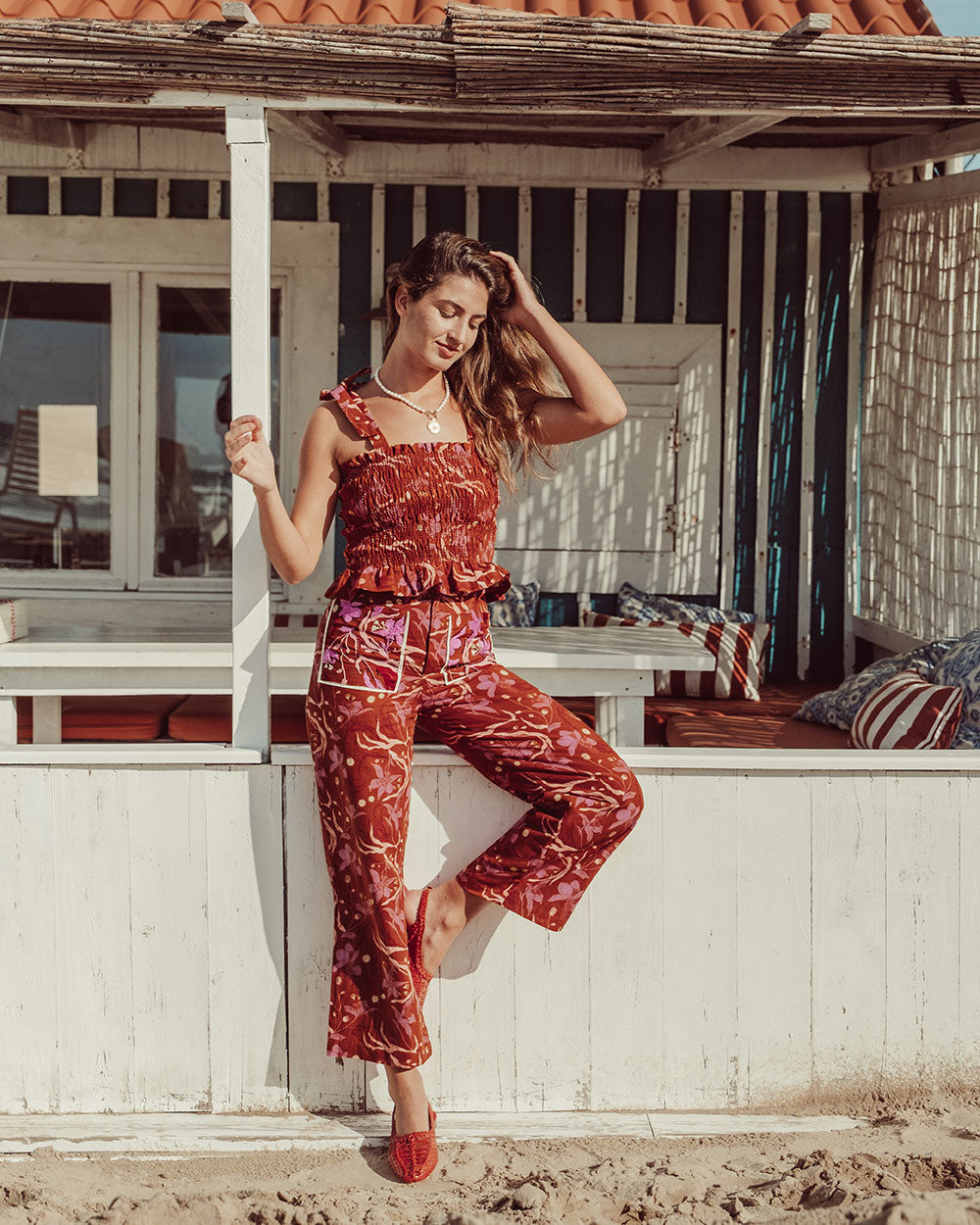 Pantalón Bosa suelto de algodón y lino con print burdeo, pantalón ligero sostenible para mujer Chile.