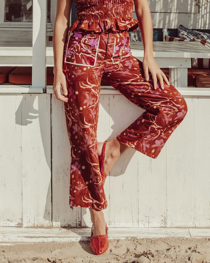 Pantalón Bosa suelto de algodón y lino con print burdeo, pantalón ligero sostenible para mujer Chile.