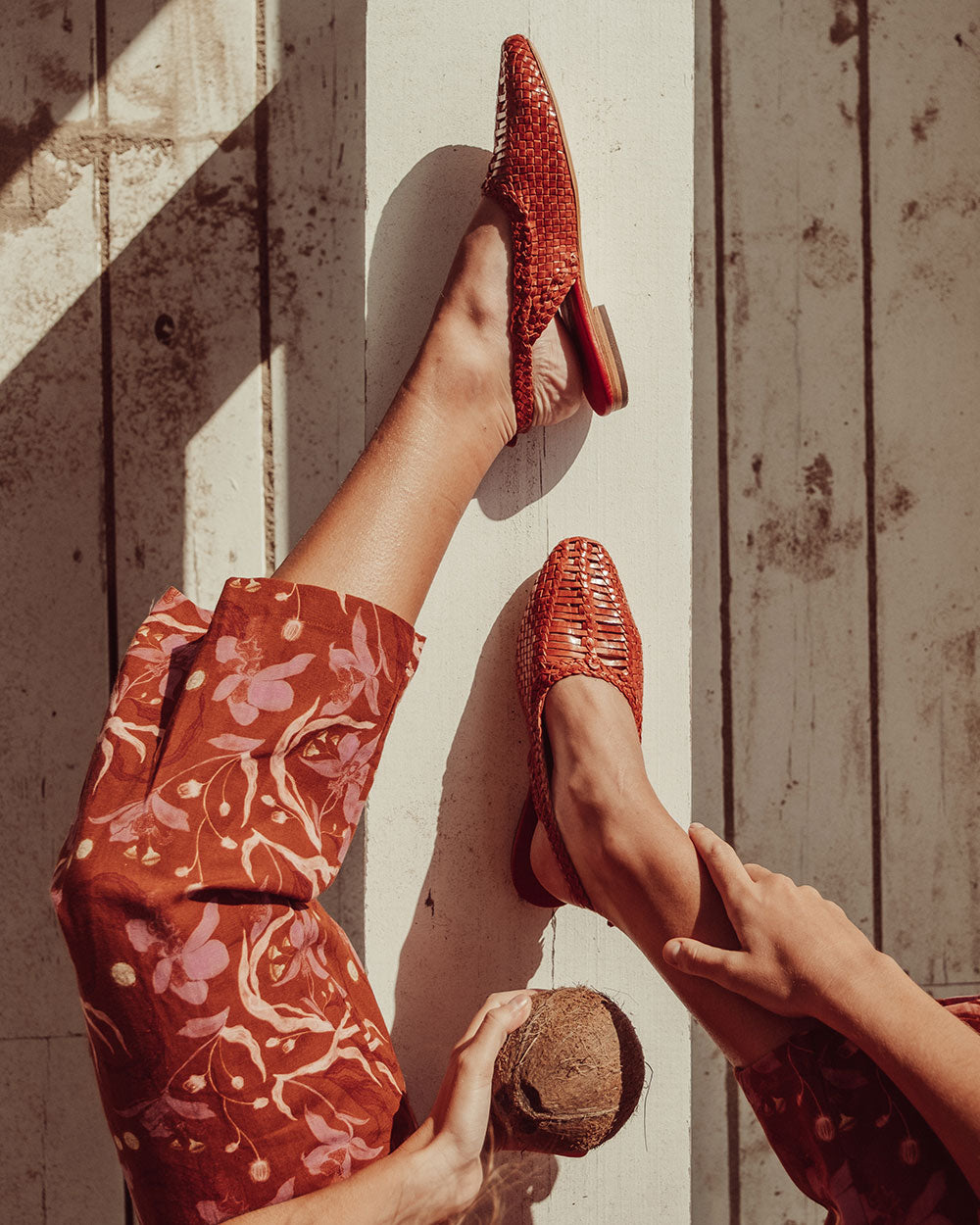 Pantalón Bosa suelto de algodón y lino con print burdeo, pantalón ligero sostenible para mujer Chile.