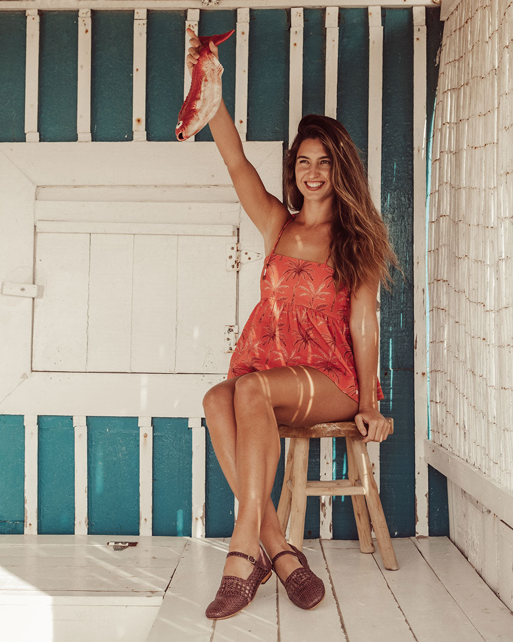 Top Ursa 100% algodón print naranjo, diseño panal en el pecho y amarras en hombros, top artesanal sostenible Chile.