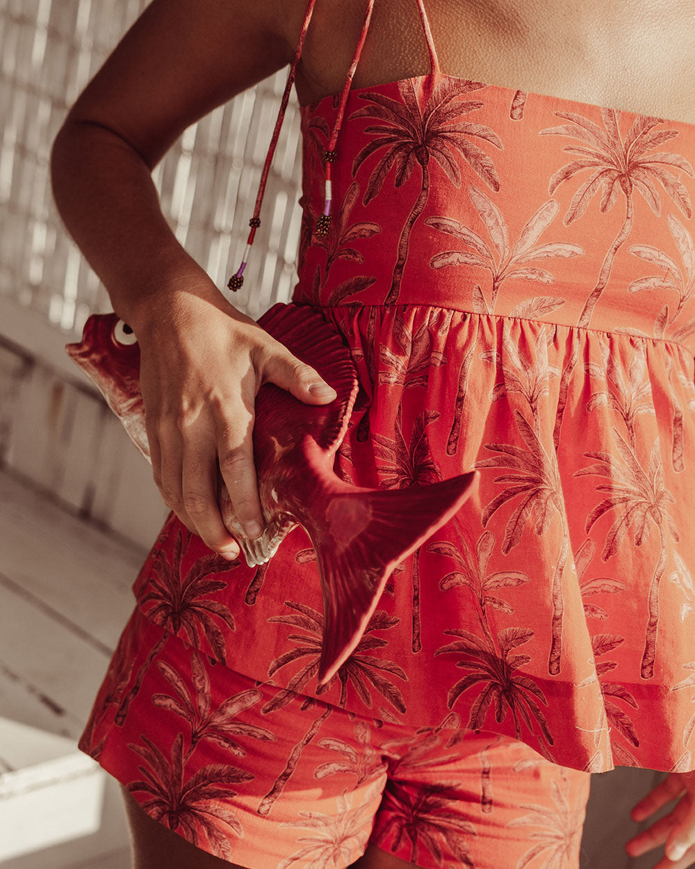 Top Ursa 100% algodón print naranjo, diseño panal en el pecho y amarras en hombros, top artesanal sostenible Chile.