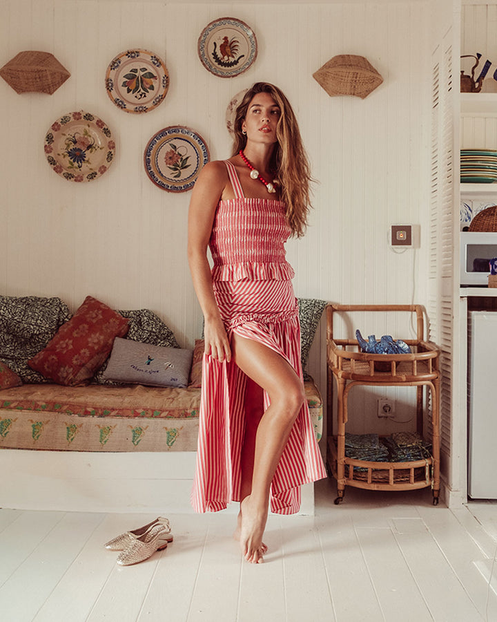 Falda Tropea midi de algodón ROJO con líneas blancas y rojas, suelta, con vuelo y apertura en pierna, falda sostenible Chile.