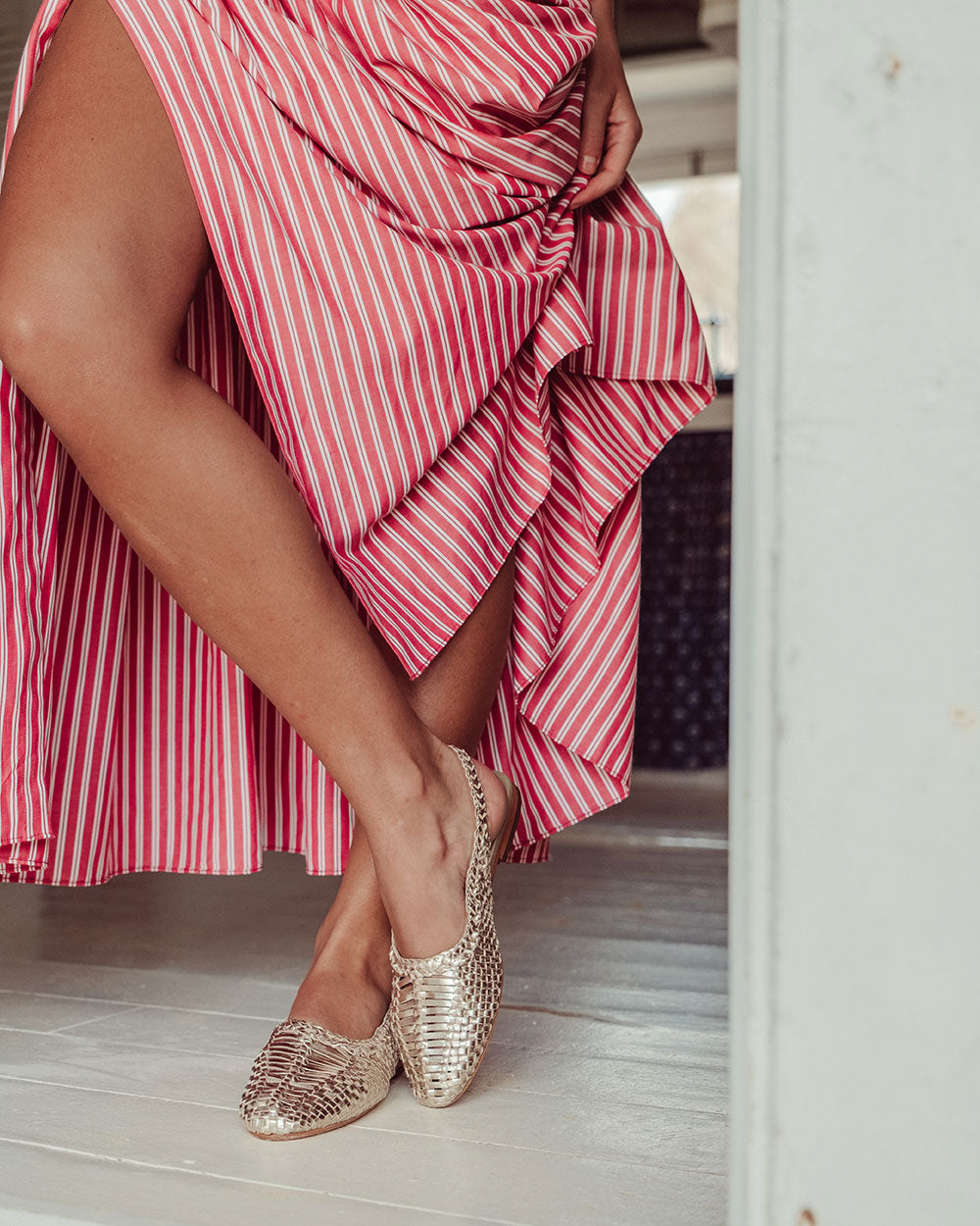 Falda Tropea midi de algodón ROJO con líneas blancas y rojas, suelta, con vuelo y apertura en pierna, falda sostenible Chile.