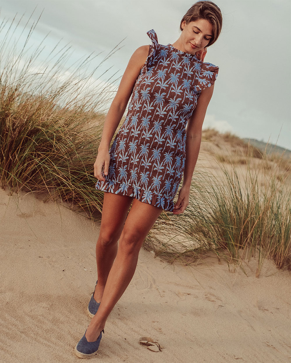Mini vestido de algodón estampado de palmeras con textura panal y vuelos, vestido corto sostenible para mujer Chile.