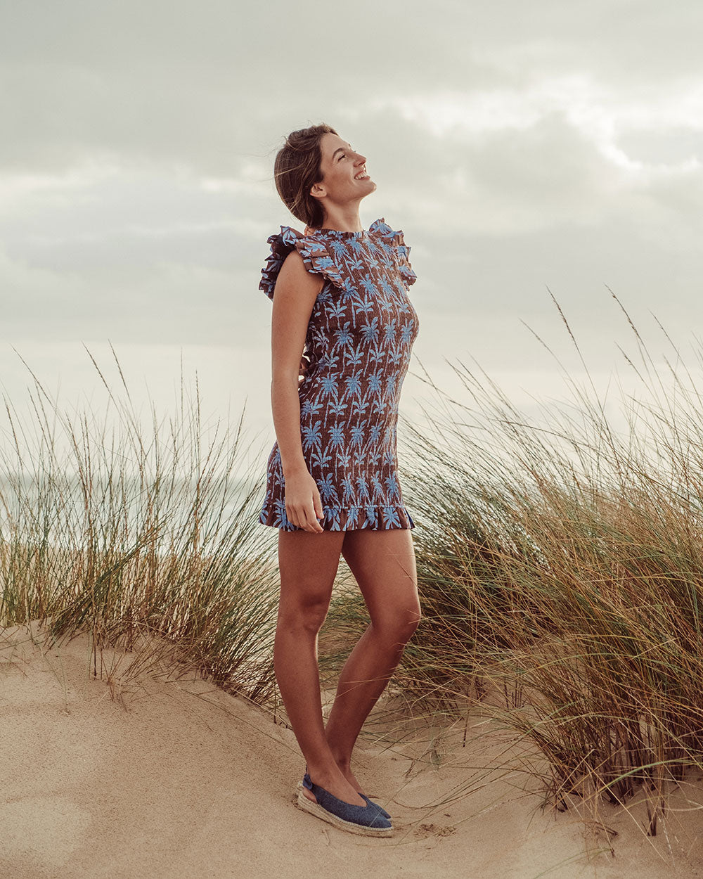 Mini vestido de algodón estampado de palmeras con textura panal y vuelos, vestido corto sostenible para mujer Chile.