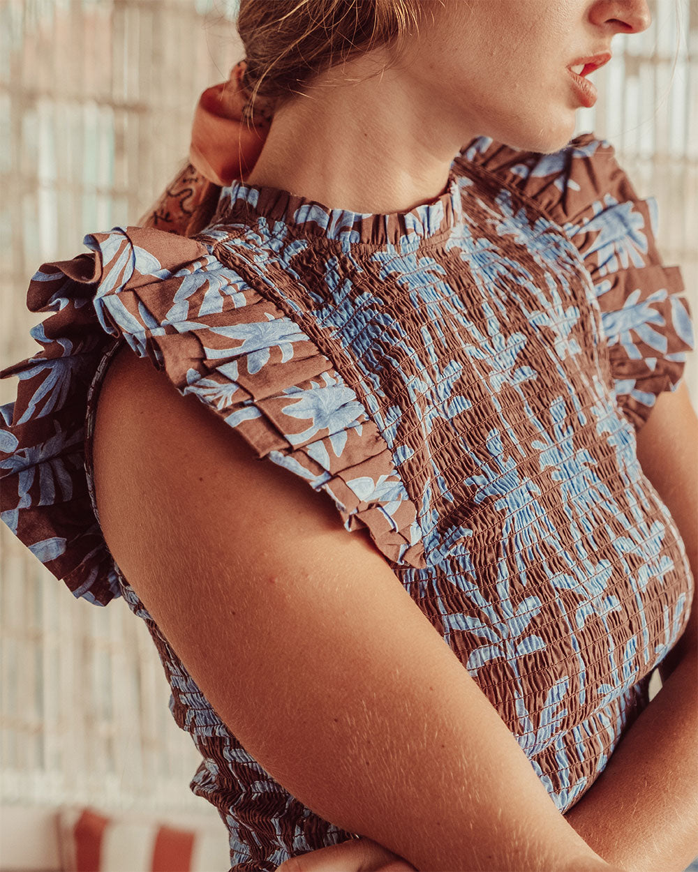 Mini vestido de algodón estampado de palmeras con textura panal y vuelos, vestido corto sostenible para mujer Chile.