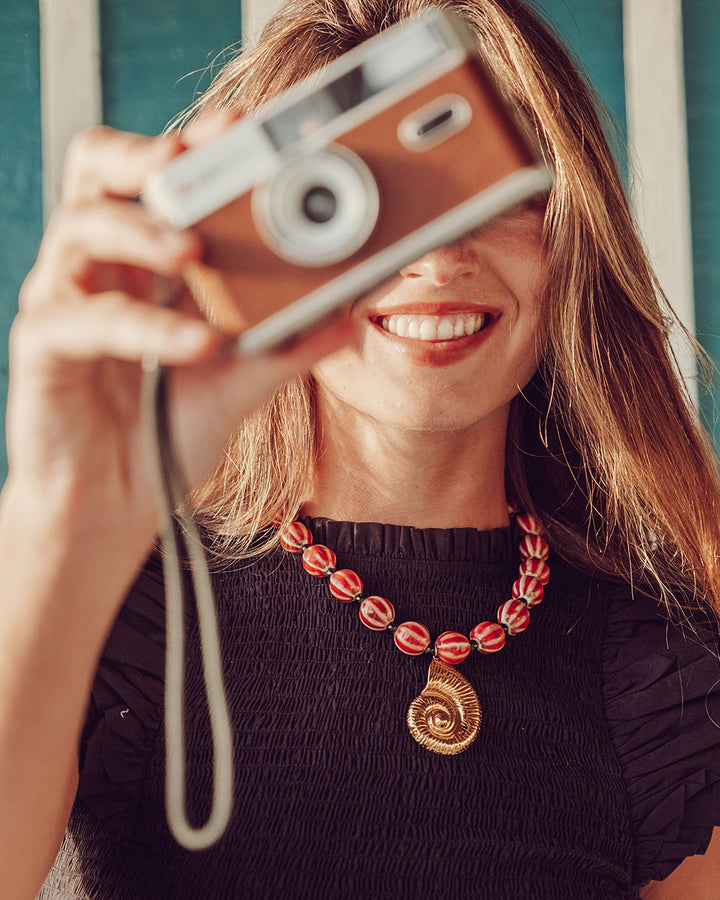 Mini vestido de algodón negro con textura panal y vuelos, vestido corto sostenible para mujer Chile.