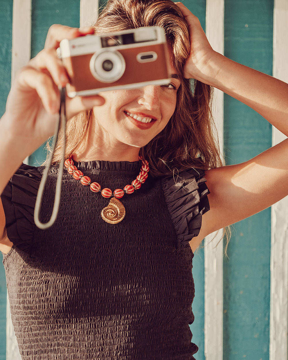 Mini vestido de algodón negro con textura panal y vuelos, vestido corto sostenible para mujer Chile.