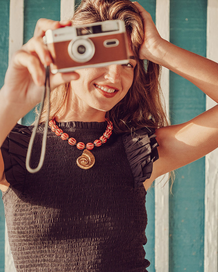 Mini vestido de algodón negro con textura panal y vuelos, vestido corto sostenible para mujer Chile.